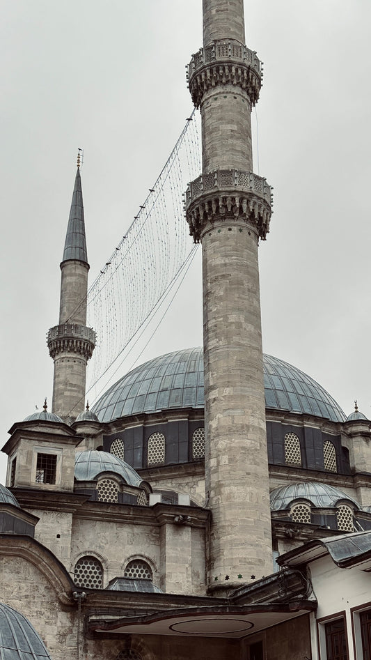 Arsitektur masjid megah dengan menara menjulang di Bandung
