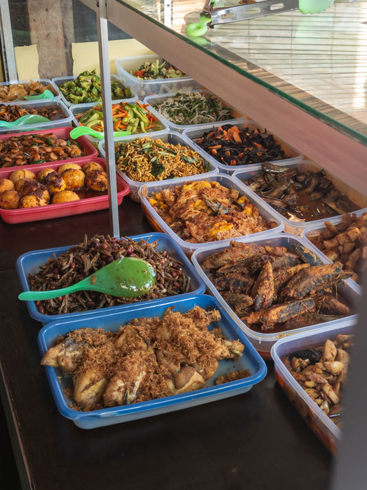 Aneka hidangan restoran Sunda legendaris di Bandung dengan nasi dan lauk tradisional