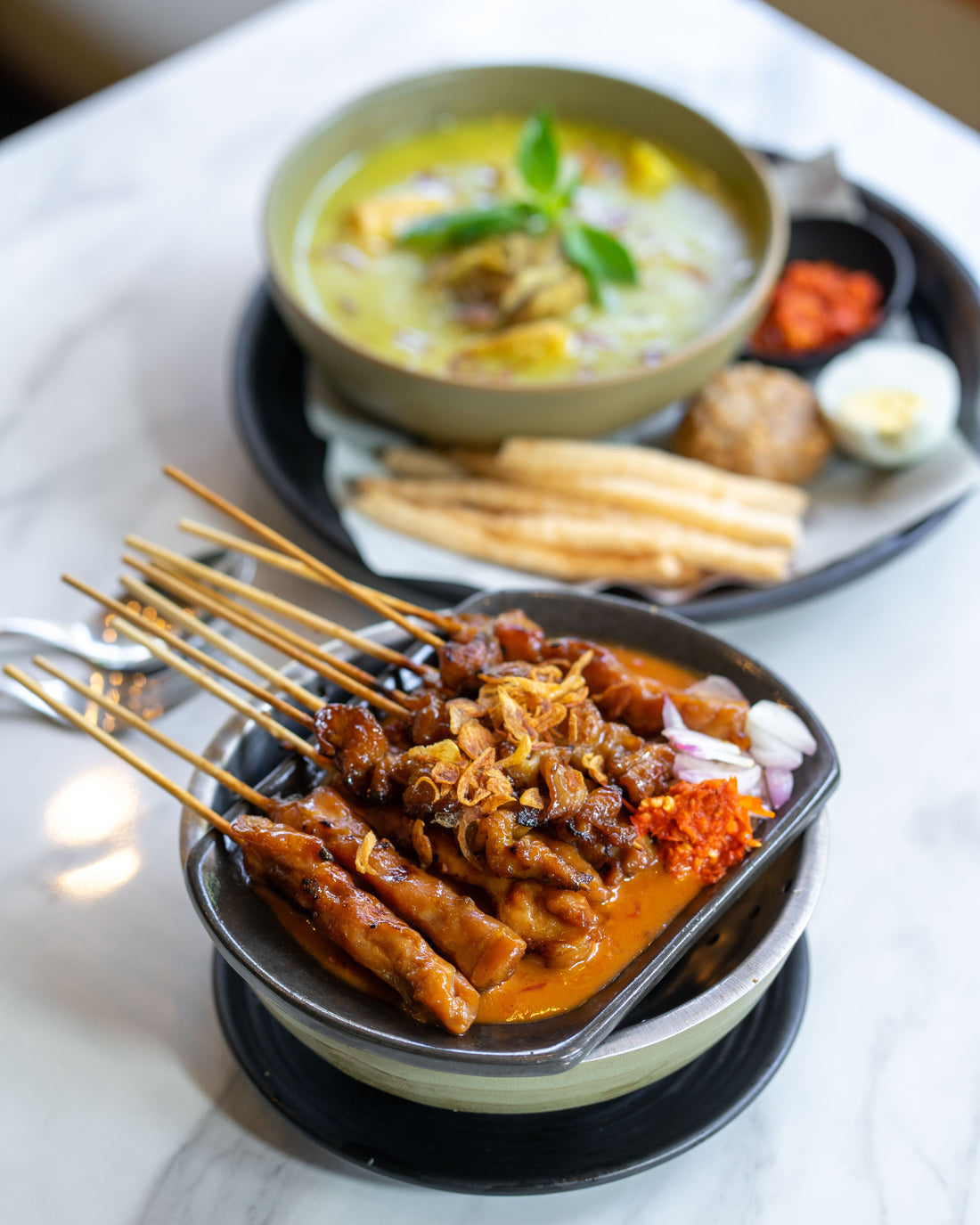 Sate ayam dan hidangan pendamping khas kuliner halal legendaris Bandung