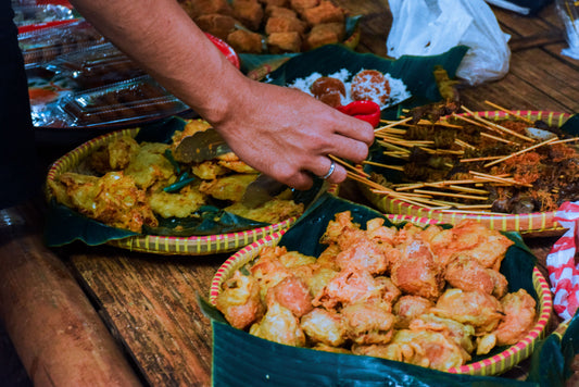 Aneka jajanan tradisional legendaris Bandung di lapak pedagang kaki lima