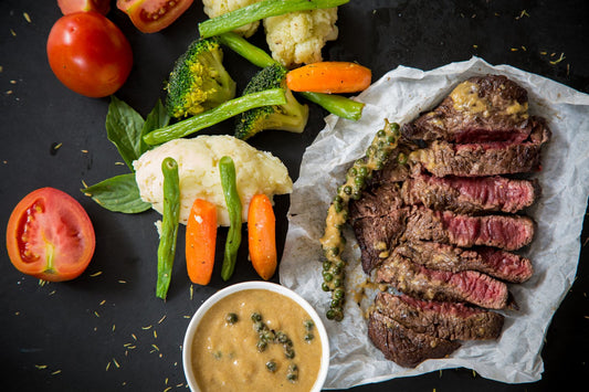 Steak panggang dengan saus dan sayuran segar di salah satu steakhouse Bandung