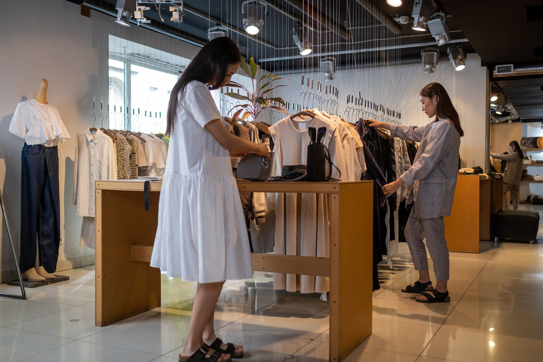 Suasana belanja di factory outlet Bandung
