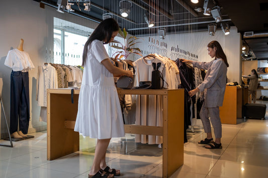 Suasana belanja di factory outlet Bandung