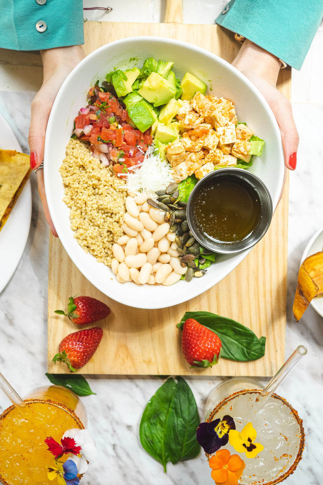 Salad bowl vegetarian sehat dengan sayuran segar dan quinoa