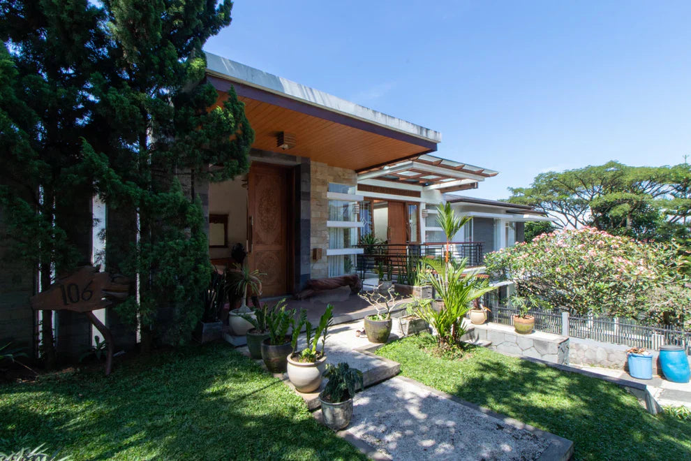 villa vs airbnb di bandung