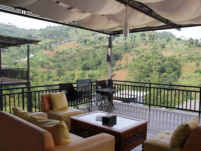 Villa dengan pemandangan terbuka ke perbukitan Dago yang ikonik, kamu bisa menyaksikan gradasi hijau alam Bandung sejauh mata memandang. Tersedia kursi santai yang nyaman, tempat kamu bisa duduk diam menikmati hembusan udara pegunungan yang masih sangat murni dan asri. Ini adalah sudut terbaik untuk mencari inspirasi atau sekadar menikmati keheningan di tengah alam.