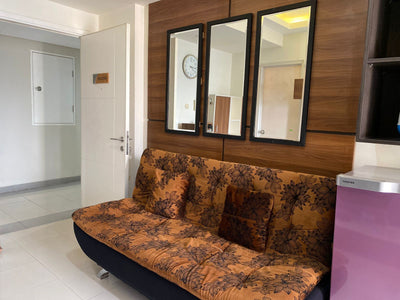 Ruang tv yang nyaman untuk ukuran apartemen, sofa empuk yang nyaman dengan hiasan bantal cantik