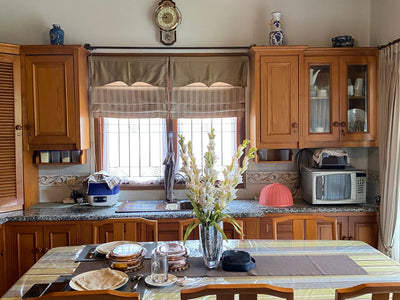 Meja makan di villa ini menggunakan konsep kayu, mulai dari meja makan, kursi dan juga kitchen set semuanya berbahan kayu 