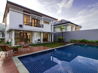 Suasana asri, nyaman di Villa ini tak tertandingi. Kolam renang pribadi, taman belakang yang cukup luas dengan meja dan kursi santai cocok untuk bersantai minum kopi, teh di pagi/sore hari sambil menikmati udara dan suasana Bandung.