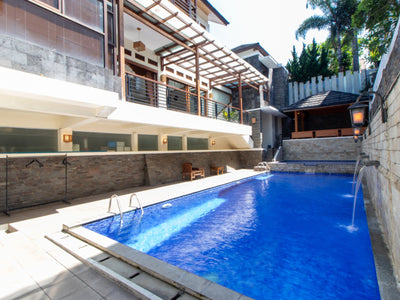 Kolam renang pribadi di Villa ini cukup besar dan ada 2 tingkat kolam terpisah untuk anak dan dewasa, gazebo yang berada tepat di dekat kolam menjadi spot favorit keluarga untuk berkumpul setelah berenang.