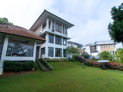Area luar villa lengkap dengan taman yang luas untuk bermain anak