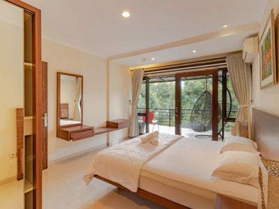Kasur berukuran 180x200 cm dengan bantal dan bercover putih, lemari baju dan meja serbaguna yang berada di depan tempat tidur yang tentunya sangat memudahkan kamu saat menyimpan barang bawaan kamu saat menginap di villa ini, bukaan kaca besar merupakan akses langsung untuk ke balkon yang menyuguhkan pemandangan suasana bandung yang sejuk dan asri.