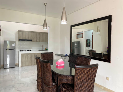 Ruang makan dengan kursi rotan dan meja kaca yang mewah ini tersedia untuk kamu gunakan makan bersama keluarga disaat menginap di villa. Meja makan ini bisa muat untuk 6 orang, dengan hiasan lampu gantung yang berada di tengah meja makan menambah suasana hangat. Area ini dibuat open space sehingga membuat area dapur dapat langsung terlihat dari meja makan.