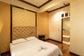 Kamar tidur elegan di Villa Dago35 dengan headboard bermotif berlian dan kamar mandi dalam berbathtub