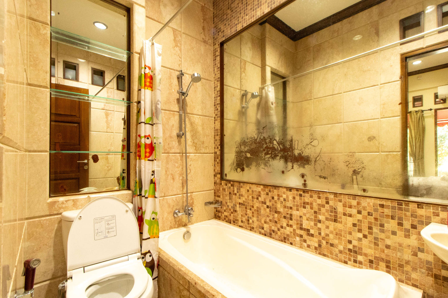 Kamar mandi Villa Dago35 dilengkapi bathtub, shower, dan toilet duduk modern