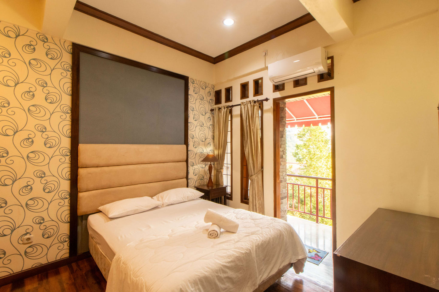 Kamar tidur dengan kasur queen dan akses langsung ke balkon pribadi bernuansa hijau di Villa Dago35