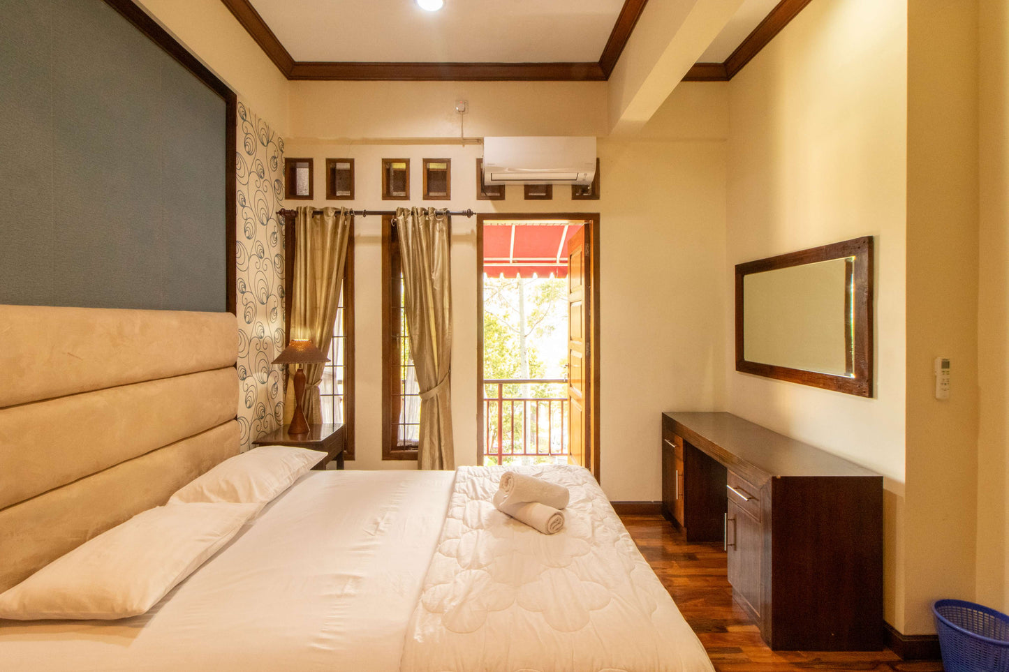 Kamar tidur nyaman di Villa Dago35 lengkap dengan meja rias, cermin, dan AC