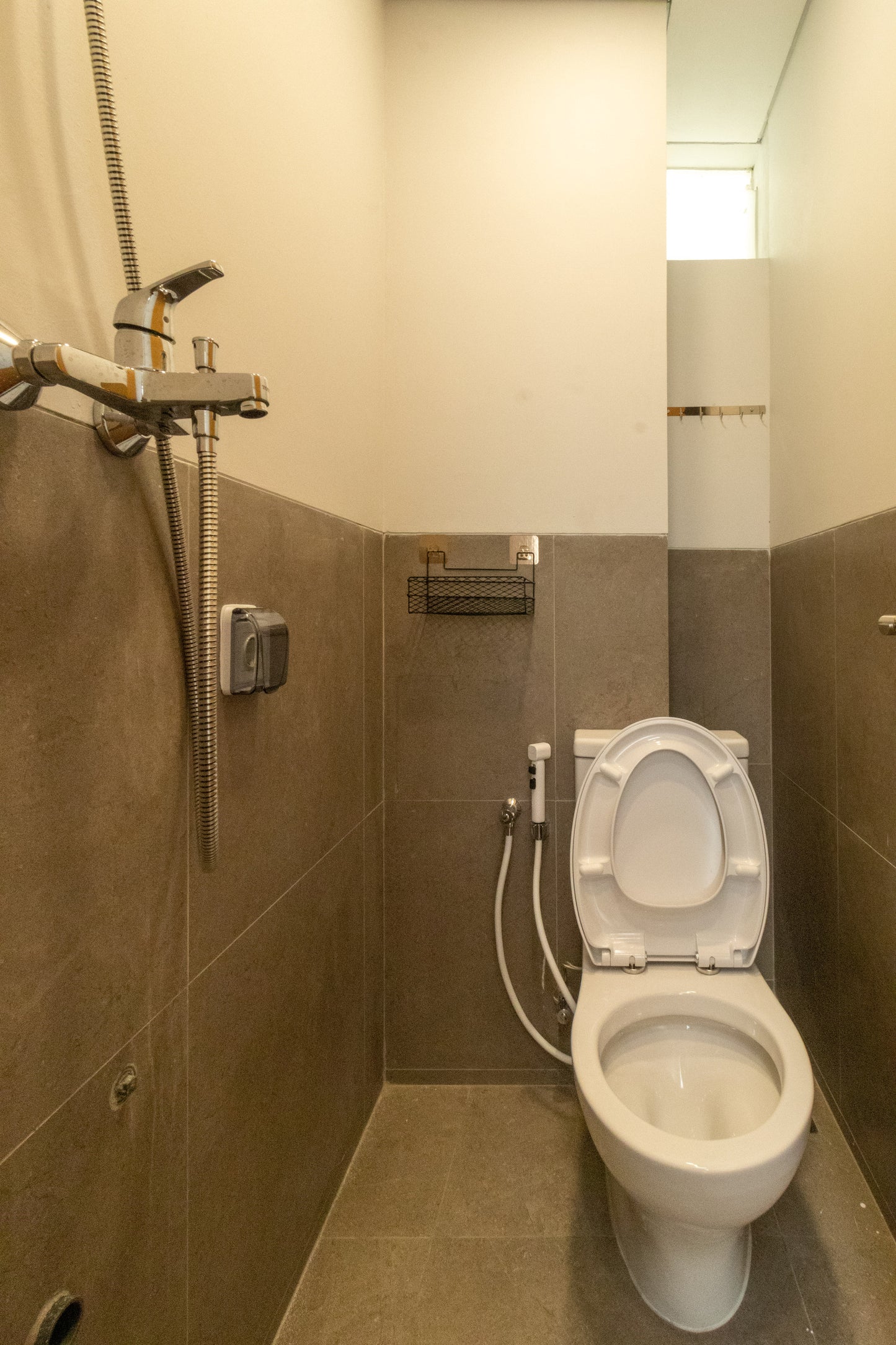 Area shower dan kloset ditata secara rapi untuk memberikan ruang gerak yang cukup. Didukung dengan pencahayaan yang pas dan aliran air yang lancar, setiap rutinitas pagi maupun malam kamu akan terasa lebih segar dan praktis di kamar mandi villa yang terjaga kebersihannya.