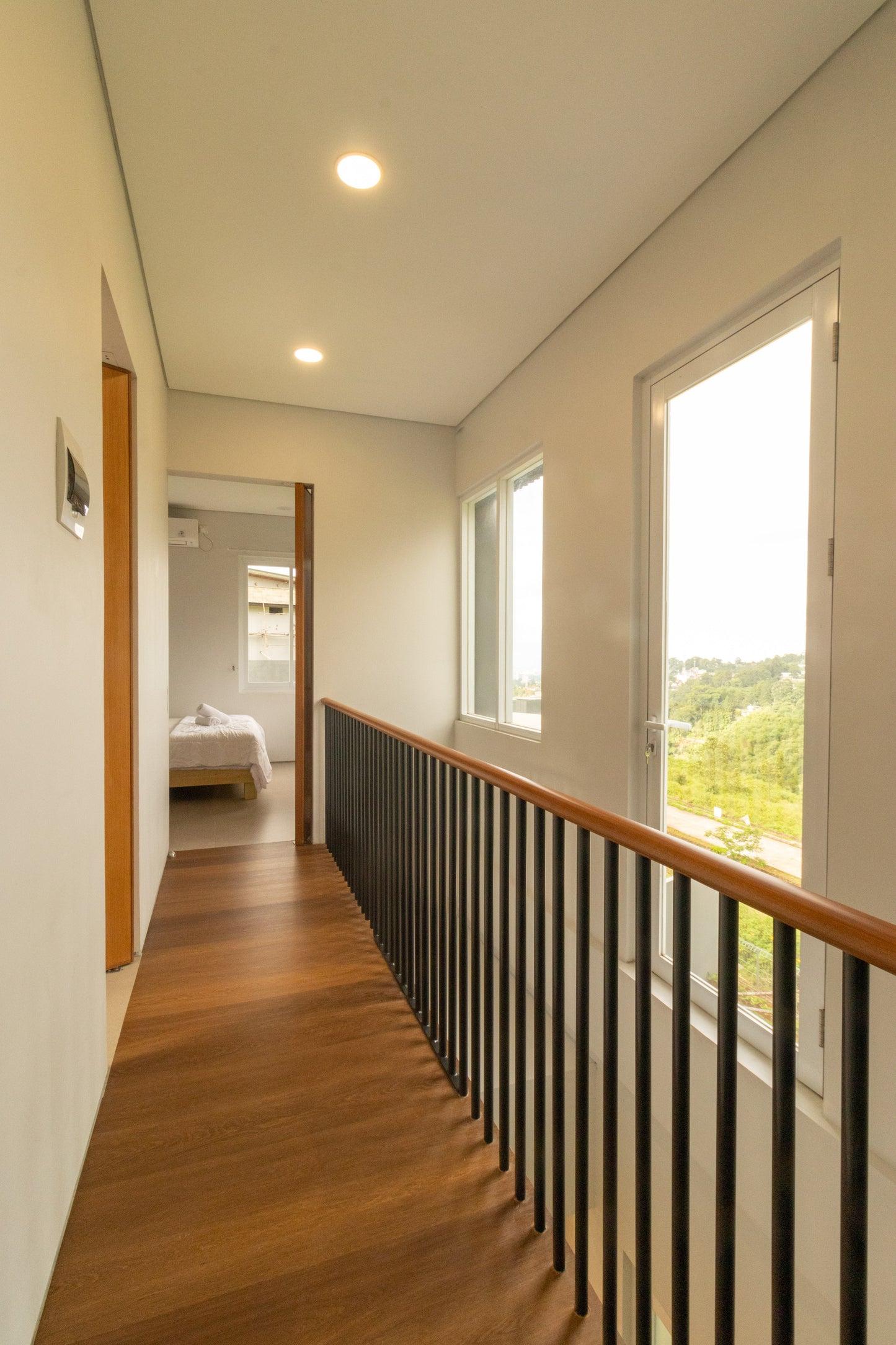 Setiap langkah menuju ruang istirahat pribadi dipenuhi kesan aestetik. Area villa ini didesain dengan lantai kayu dan pegangan kayu senada, memberikan sentuhan alam yang hangat di bawah telapak kaki. Area ini menuntun kamu menuju kamar tidur yang tenang, lengkap dengan tempat tidur yang nyaman dan bukaan jendela yang memberikan sirkulasi cahaya alami. Sebuah transisi ruang yang harmonis, memastikan suasana hati kamu tetap tenang sebelum merebahkan diri.