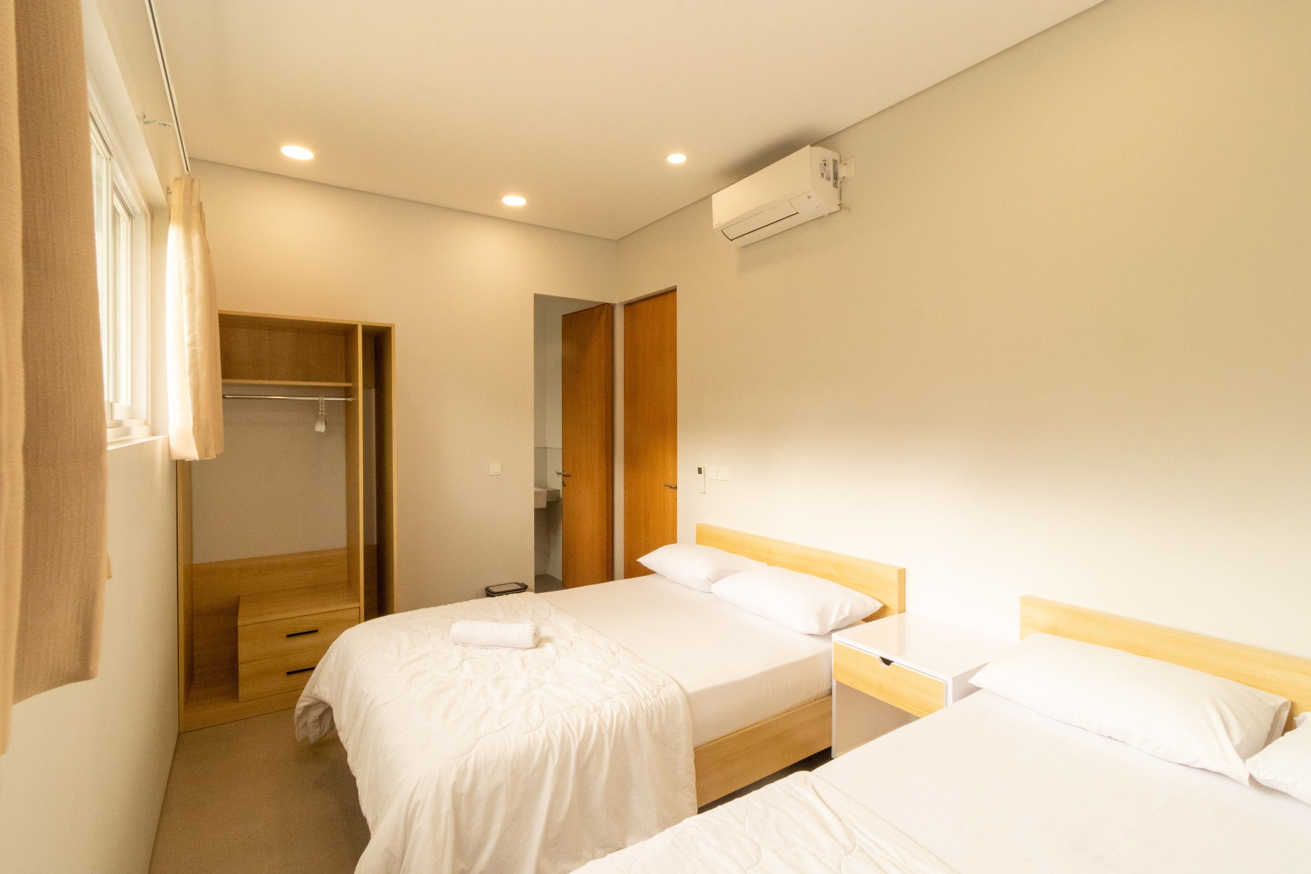 Kamar tidur yang ada di villa ini dirancang dengan konsep modern yang bersih, sangat cocok untuk anggota keluarga. Dilengkapi dengan dua tempat tidur (twin bed) yang masing-masing memiliki headboard kayu yang estetik, memberikan kesan natural sekaligus mewah. Untuk kenyamanan kamar ini juga sudah dilengkapi dengan lemari pakaian dan juga kamar mandi dalam dengan water heater. Juga sudah tersedia AC agar kamu bisa mengatur suhu nyaman saat akan beristirahat.