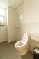 Villa dengan kamar mandi yang mengusung konsep modern dan mengutamakan fungsi tanpa mengorbankan estetika. Dilengkapi dengan wastafel (sink) yang bersih untuk area rias, kloset berkualitas, dan area shower yang tertata rapi. Perpaduan material yang dipilih memberikan kesan bersih dan higienis, menjadikannya ruang privat yang sangat nyaman untuk menyegarkan diri setelah seharian beraktivitas di bandung.