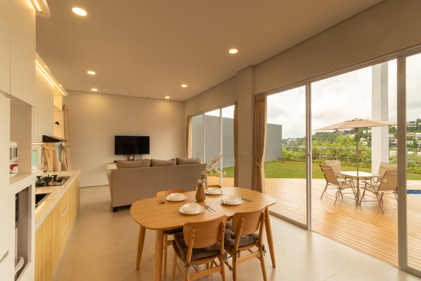 Lantai dasar villa ini memiliki ruangan dengan konsep open space, dimulai dari meja makan, ruang keluarga dan dapur bisa langsung dilihat dari segala sudut. Konsep ini membuat suasana ruangan menjadi lebih hangat karena dalam 1 lantai kita bisa melihat beberapa aktivitas interaksi berbeda secara bersamaan. juga bisa langsung melihat ke area taman dan kolam renang 