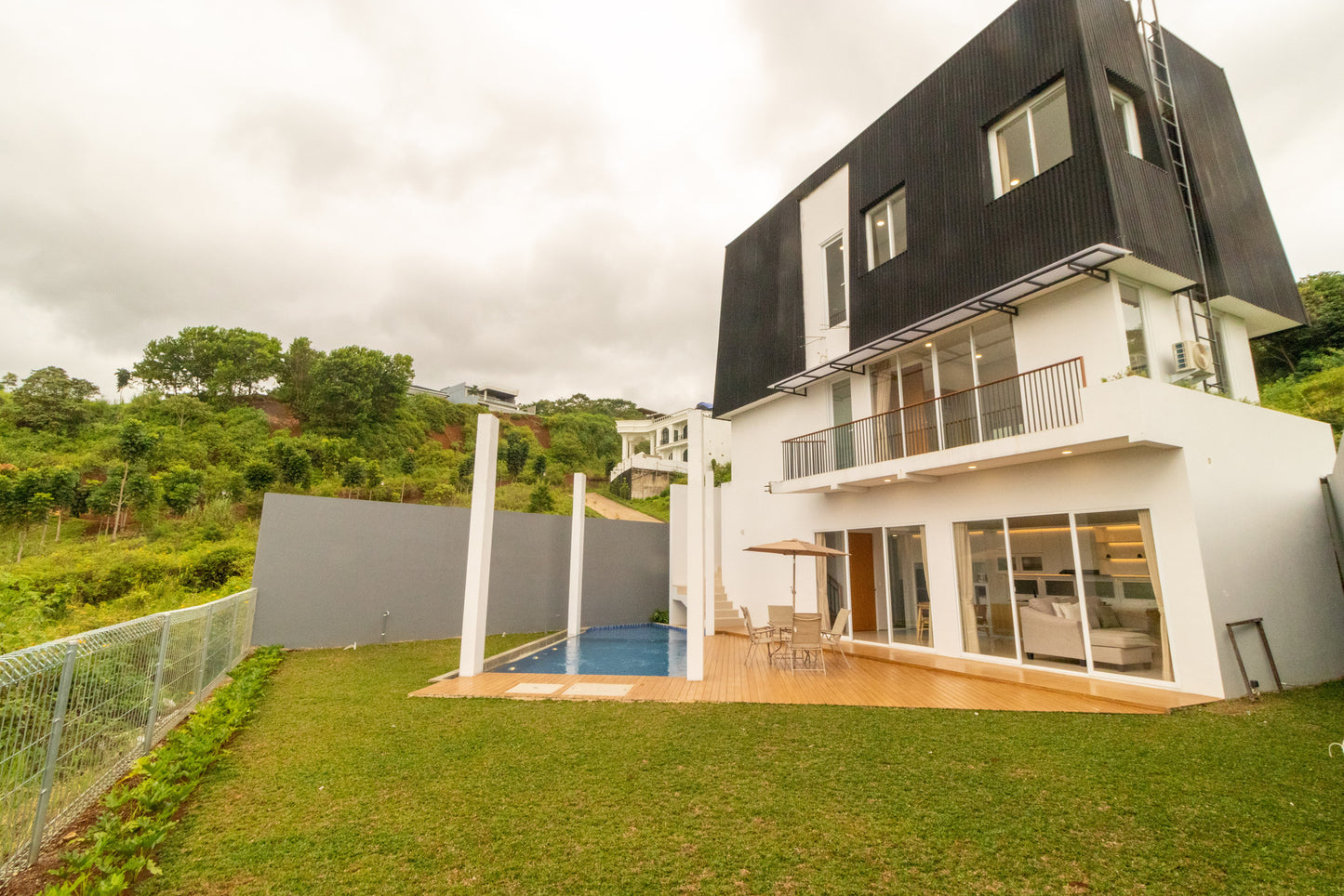 Villa untuk keluarga modern dan merupakan bangunan baru terletak di Resort Dago Pakar Bandung, villa ini memiliki 3 lantai dengan berbeda beda ruangan disetiap lantainya, dilengkapi dengan kolam renang pribadi yang khusus untuk kamu dan keluarga, juga halaman belakang yang cukup luas bisa dijadikan area bermain di siang hari, dan area BBQ disaat malam hari