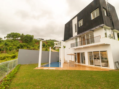 Villa untuk keluarga modern dan merupakan bangunan baru terletak di Resort Dago Pakar Bandung, villa ini memiliki 3 lantai dengan berbeda beda ruangan disetiap lantainya, dilengkapi dengan kolam renang pribadi yang khusus untuk kamu dan keluarga, juga halaman belakang yang cukup luas bisa dijadikan area bermain di siang hari, dan area BBQ disaat malam hari