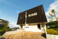Kini hadir di Dago, Bandung, sebuah villa bangunan baru dengan arsitektur ikonik yang memadukan fantasi dan kemewahan modern. Bentuknya yang lucu dan unik tidak hanya menjadi daya tarik visual, tapi juga memberikan pengalaman menginap yang tak terlupakan. Meskipun eksteriornya menggemaskan, interiornya tetap mengusung konsep modern minimalis yang fungsional, memberikan harmoni antara desain kreatif dan kenyamanan maksimal bagi kamu dan keluarga.