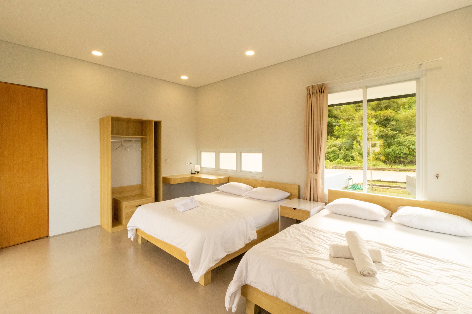 Masuki ruang privat yang dirancang khusus untuk ketenangan kamu. Kamar tidur di Villa ini mengusung konsep modern minimalis yang dipadukan dengan sentuhan kenyamanan maksimal. Dilengkapi dengan kasur Twin Queen Size (160x200) yang empuk dan berkualitas, setiap sudut ruangan ini memberikan suasana yang tenang untuk membantu kamu melepas penat setelah seharian beraktivitas di Bandung.