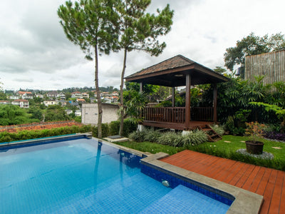 Gazebo yang terbuat dari kayu dengan kolam renang pribadi dan taman yang cukup luas merupakan salah satu fasilitas villa dengan nuansa bambu yang alami. Kolam renang pribadi yang bersih dan taman yang ditanami rumput hijau, serta gazebo teduh dan nyaman yang menghadap view ke Kota Bandung siap menjadi spot favorit.