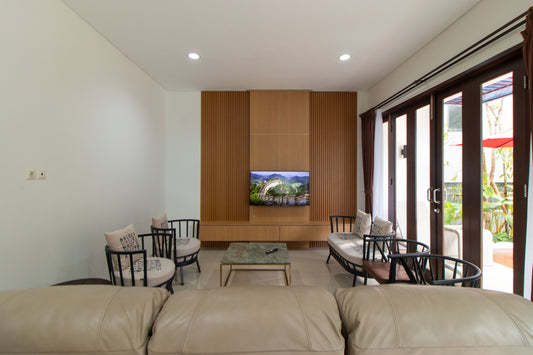 Movie night makin seru dengan Smart TV dan sofa besar yang nyaman, villa ini membuat kamu nyaman saat bersantai bersama keluarga saat liburan di bandung. 