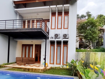 Villa 2 lantai yang memiliki 3 kamar tidur dengan kolam renang priadi yang dikelilingi tumbuhan hijau, lengkap dengan balkon dengan pemandangan ke bukit dago bandung dan kolam renang prbadi yang hanya bisa di nikmati kamu dan keluarga. 